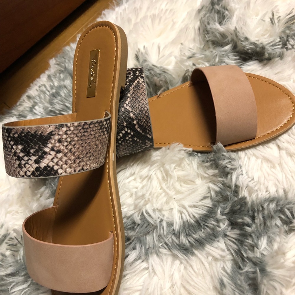 🌟Blush & Snakeskin Quipid Sandals!🌟 - Picture 3 of 7